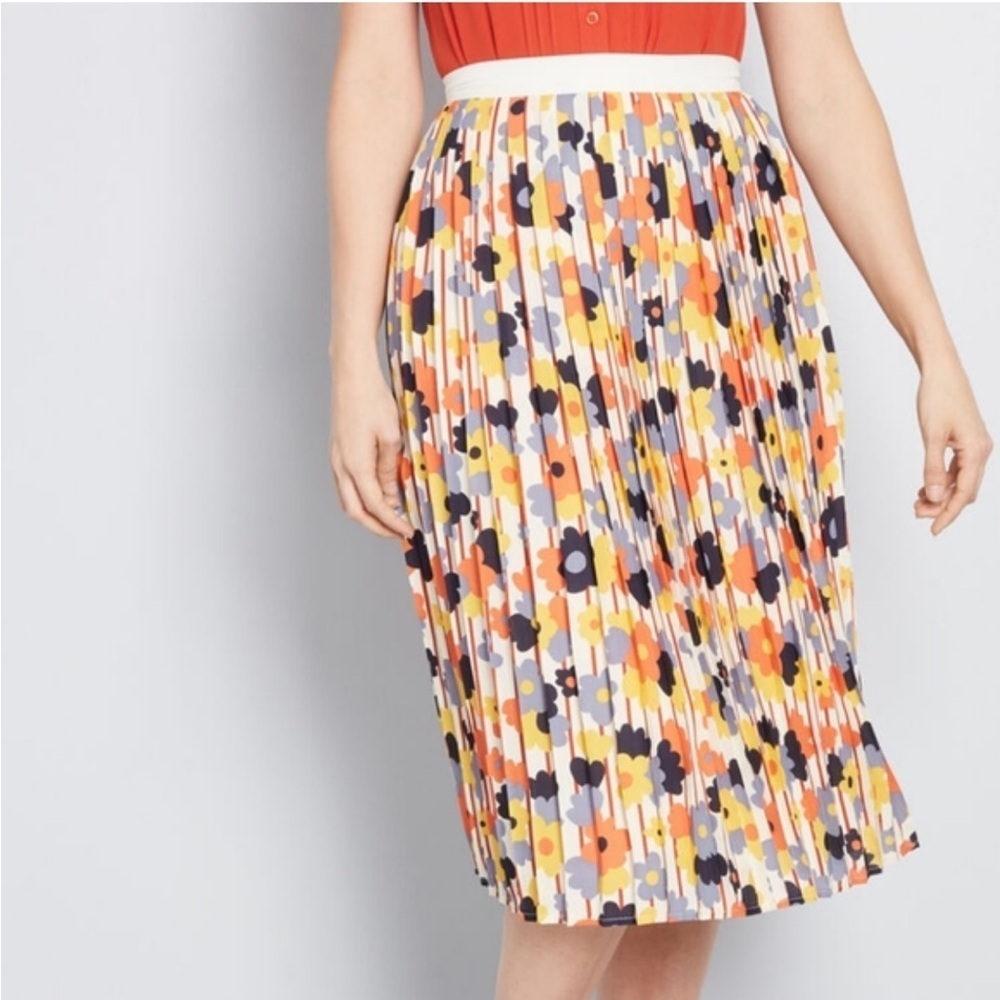 MODCLOTH Beautifully Upbeat Pleated Midi Skirt Size Medium